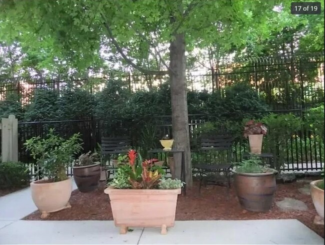 Foto del edificio - 1151 W 15th St