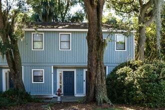 Building Photo - 2304 Pine Ct S