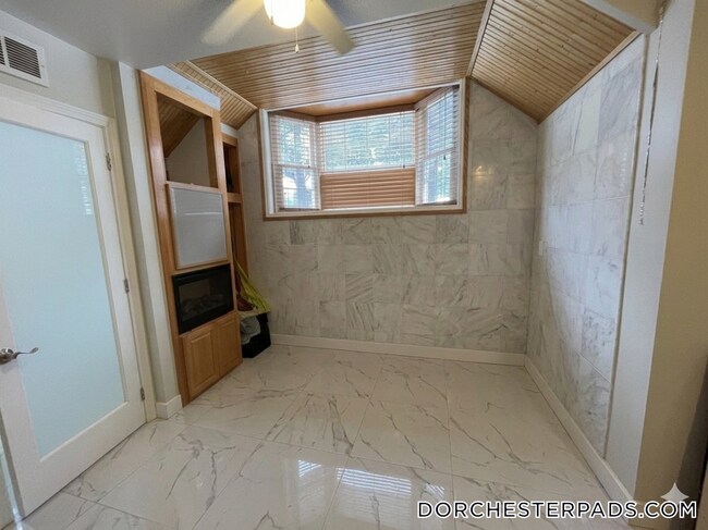 Foto del edificio - 235 Savin Hill Ave