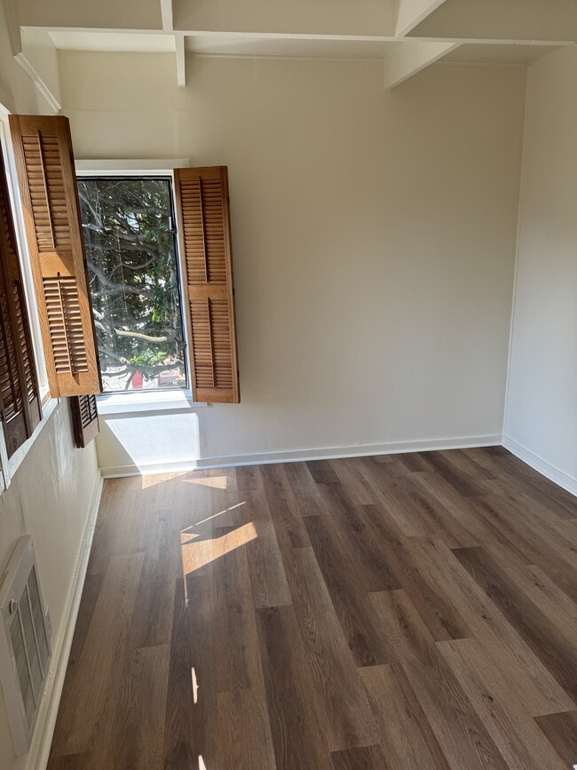 Foto del edificio - 328 Corbett Ave