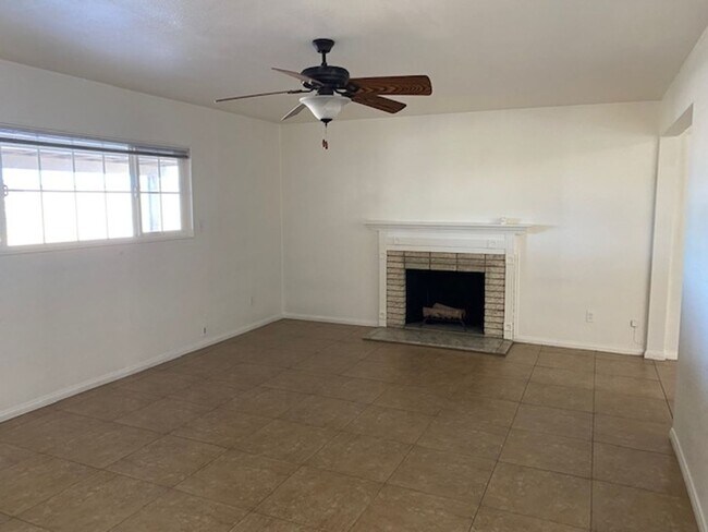 Building Photo - 3 bedroom, 2 ba house w/  view Encanto are...