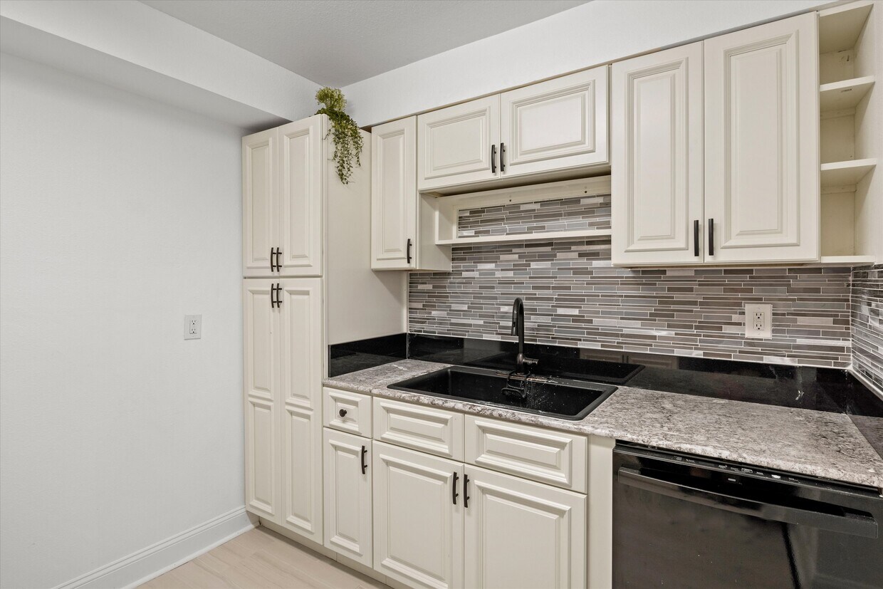 Primary Photo - 2020 Continental Ave