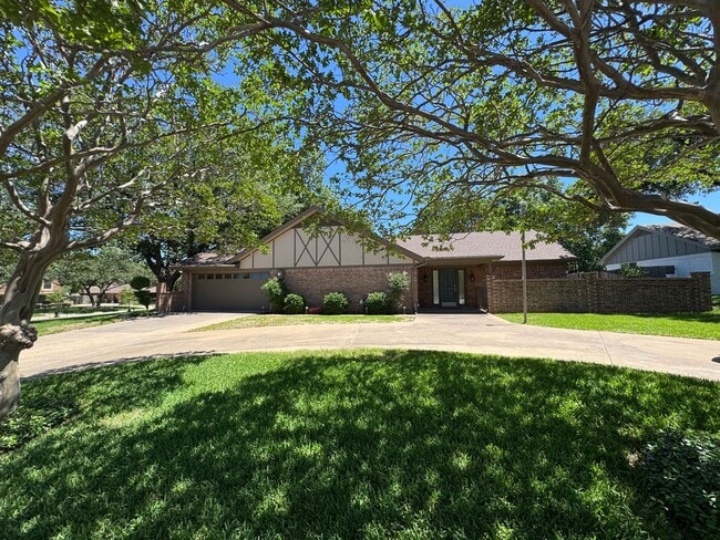 Building Photo - Gorgeous 3/3/2 Home on Spacious Corner Lot...