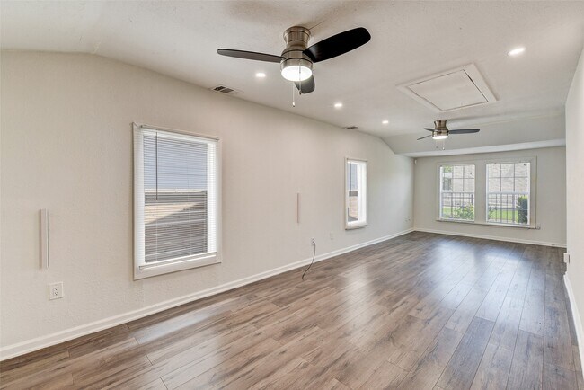 Foto del edificio - 100 E 33rd St