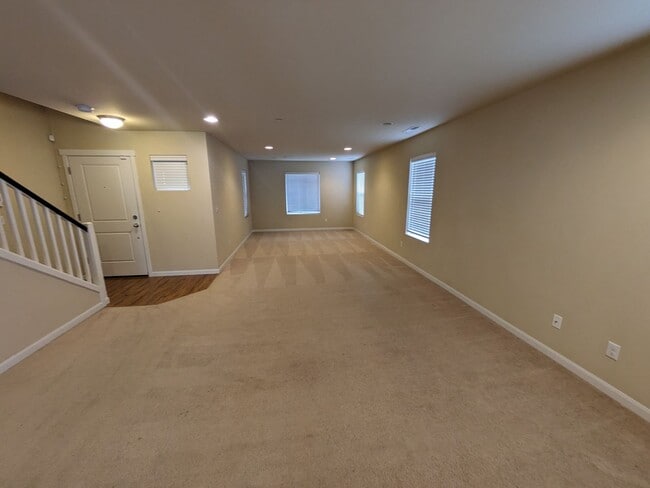 Building Photo - 1077 Hiton Cir