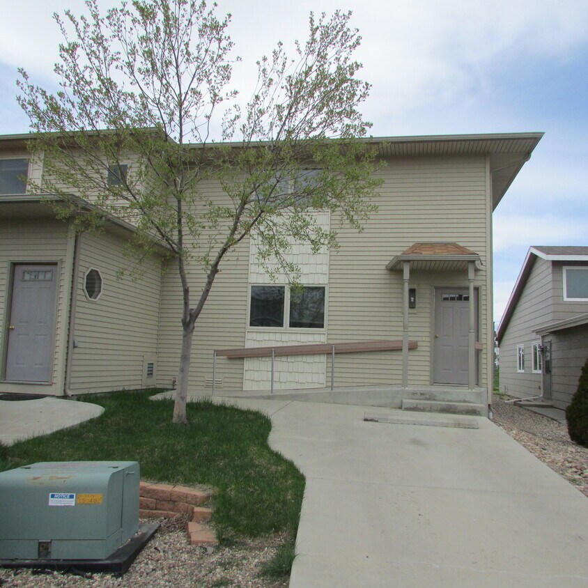 Front entry, 1 off street park. - 2150 Frances St