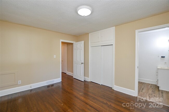 Foto del edificio - 2511 Woodstar Rd