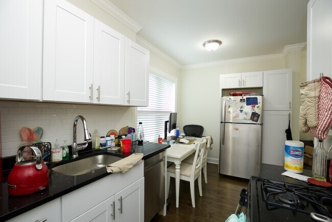 Building Photo - 3817 N Greenview Ave