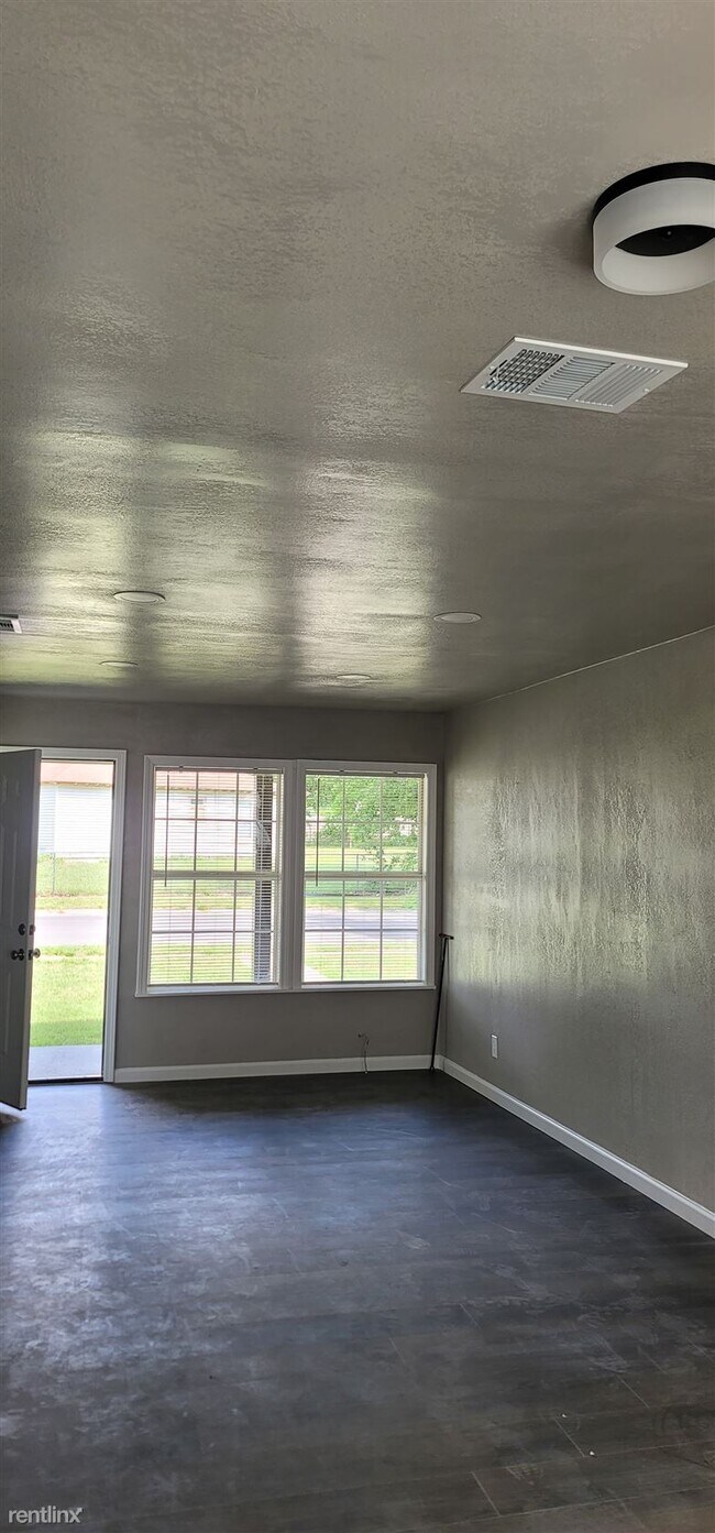 Building Photo - 1 br, 1 bath Duplex - 923 Stetson Avenue