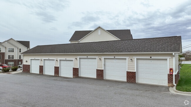 Garajes - Brittany Place Hendersonville