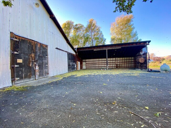 Building Photo - Country Living in West Valley