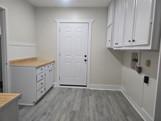 Building Photo - 10518 Royal Oaks Dr