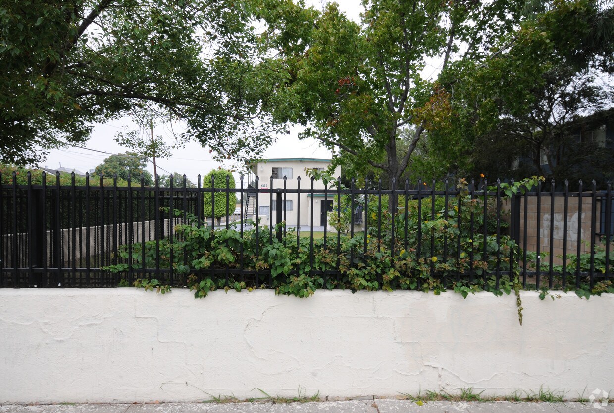 Foto del edificio - 581 W 92nd St