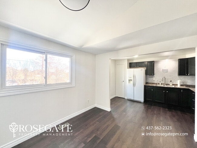 Photo du bâtiment - Spacious 3-Bedroom Home with 3 Parking Spaces & Backyard in Cambridge