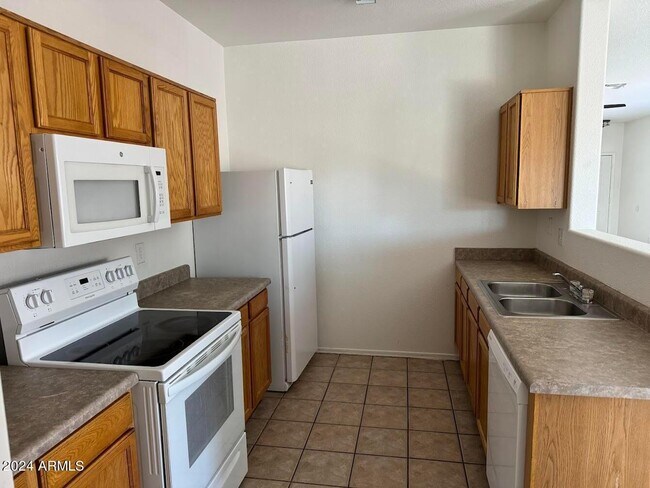 Foto del edificio - 16062 W Woodlands Ave