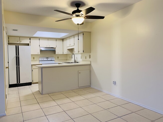 Building Photo - 115 Windtree Ln