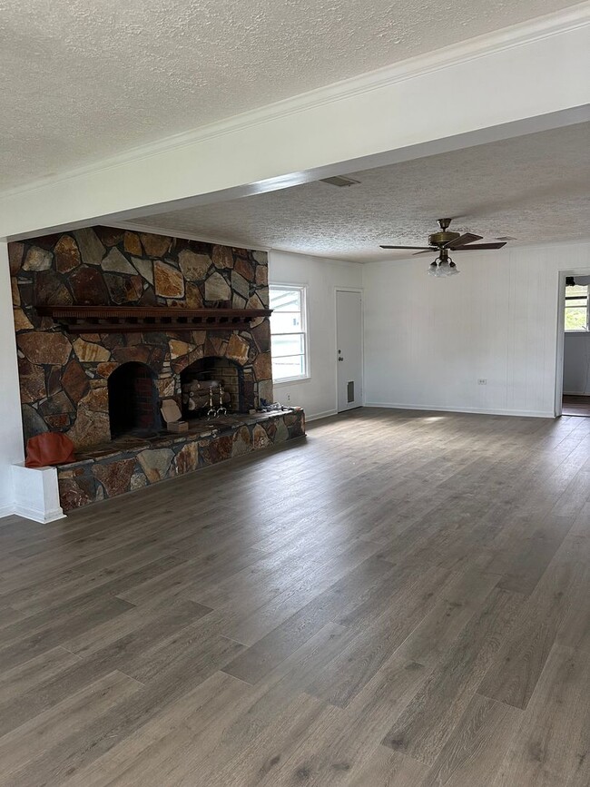 Building Photo - 3 Bedroom, 2 Bath Brick Ranch on 2 Acres