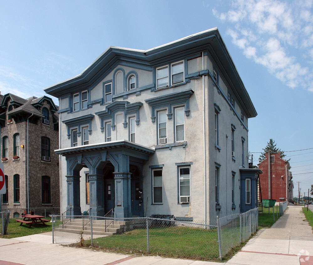 Building Photo - 909 - 911 Dekalb St