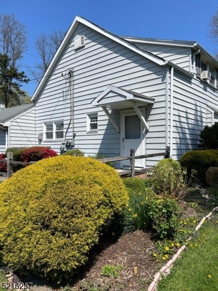 Primary Photo - 1 Emerson Ln