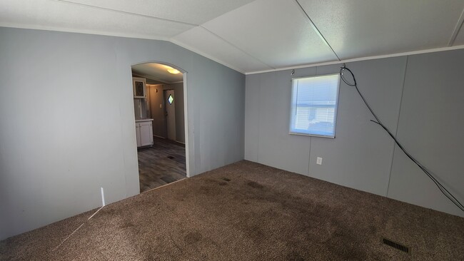Building Photo - 17 Saturn Ln