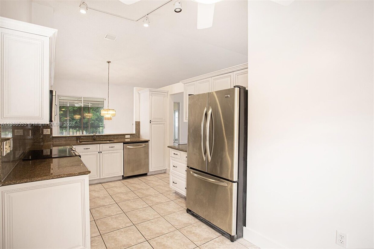 Primary Photo - 9637 Shadybrook Dr