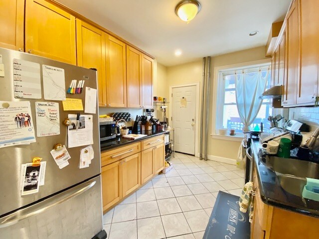 Building Photo - 67 Thatcher St