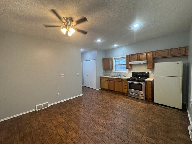 Building Photo - Available Now - Single Family home 2Bed 1 ...