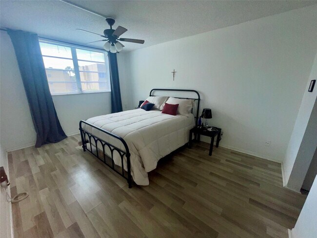 Foto del edificio - 5860 NW 64th Ave
