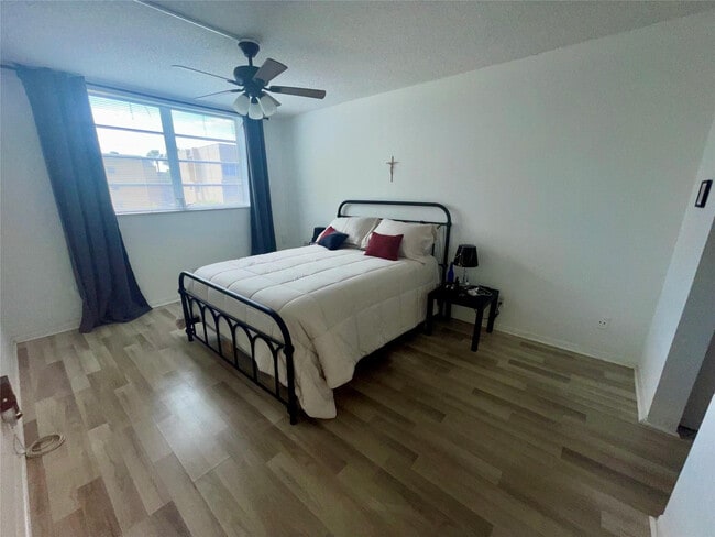 Foto del edificio - 5860 NW 64th Ave