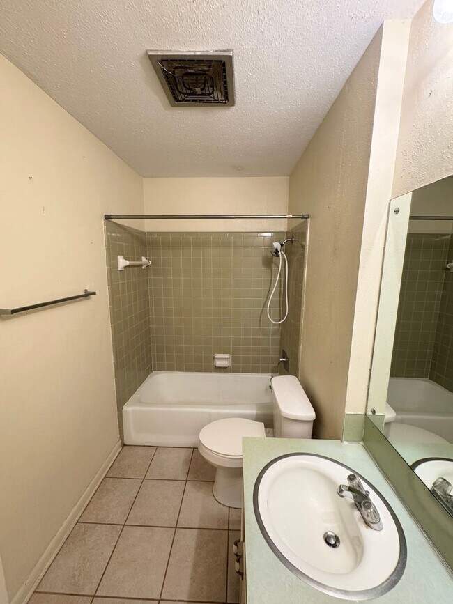 Building Photo - Southern Hills!!