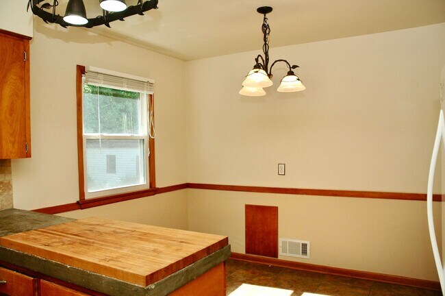 Building Photo - NE GR 3 Bed, 1 Bath Home