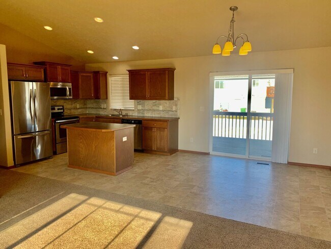 Building Photo - New on the Market!