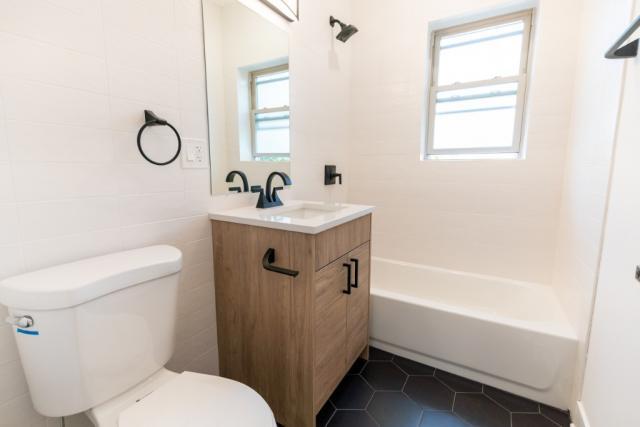 Building Photo - 1 bedroom in CHICAGO IL 60660