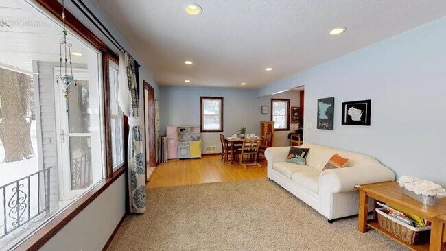 Building Photo - 1515 3rd Ave NE