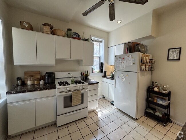 Building Photo - 2552 W Eastwood Ave