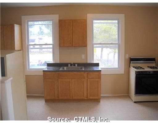  - 569 Elm St
