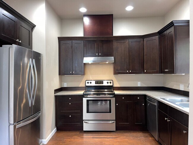 Foto del edificio - Click "request a tour" now!