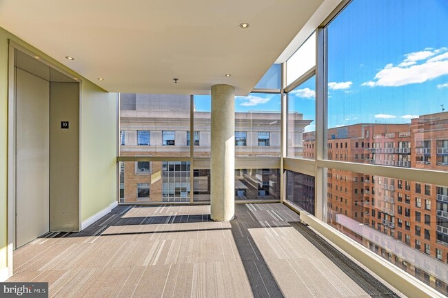 Foto del edificio - 675 E Street NW Unit 340