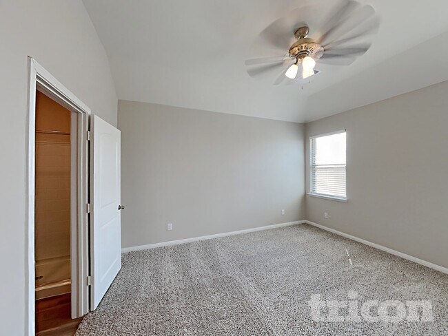 Building Photo - 900 Clark Dr