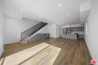 Building Photo - 10845 1/2 Morrison St