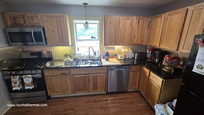 Foto del edificio - 2 Bed - 1 Bath Upper level unit in a triplex - Updated Unit