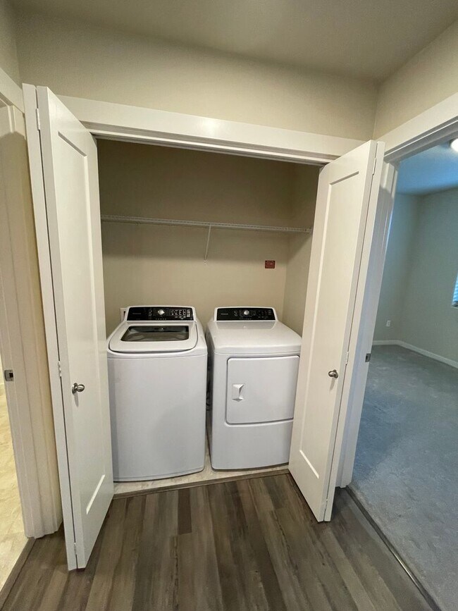 Foto del edificio - New 1BR Condo available in Bethany area