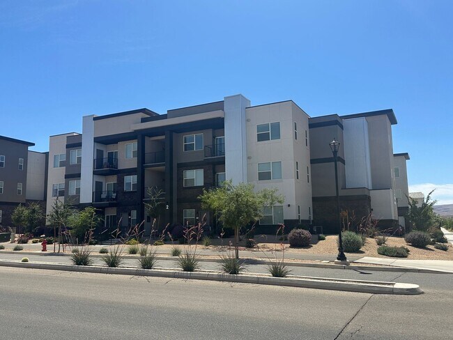 Foto del edificio - Beautiful Desert Color Condo!!