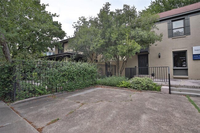 Building Photo - 1428 W Alabama St