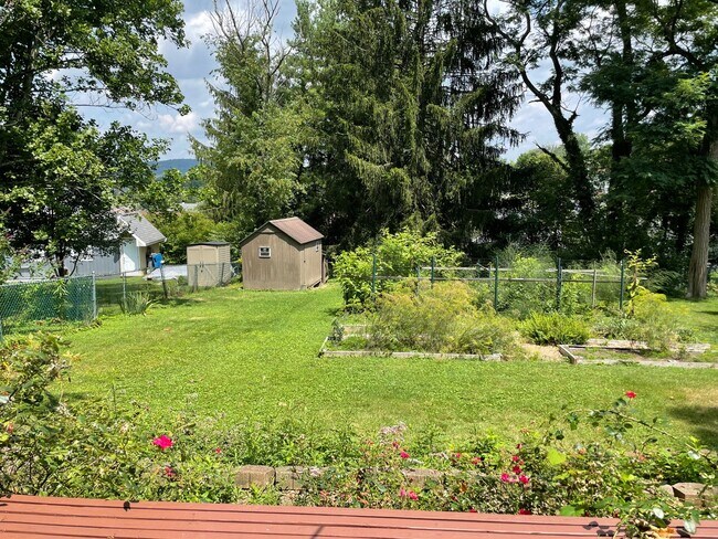 Building Photo - 3 bedroom/1 bath House Suncrest Close to M...