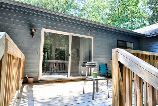 Foto del edificio - 2-15-24: Chapel Hill Duplex with fenced yard!