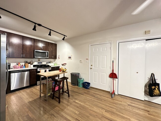 Foto del edificio - 1456 W Cortez St