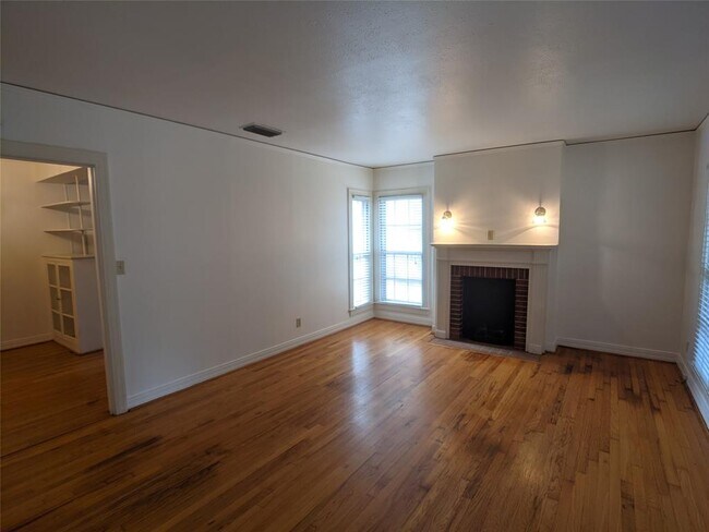 Foto del edificio - 5910 Martel Ave