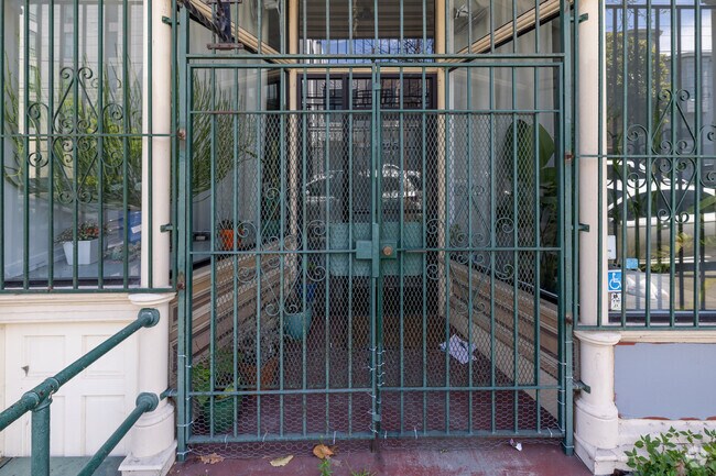 Entrada - 423-433 S Van Ness Ave