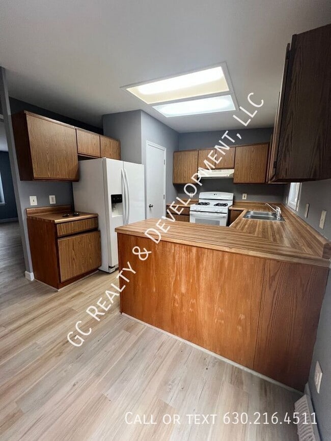 Building Photo - *** RECENTLY UPDATED / IN UNIT LAUNDRY / L...